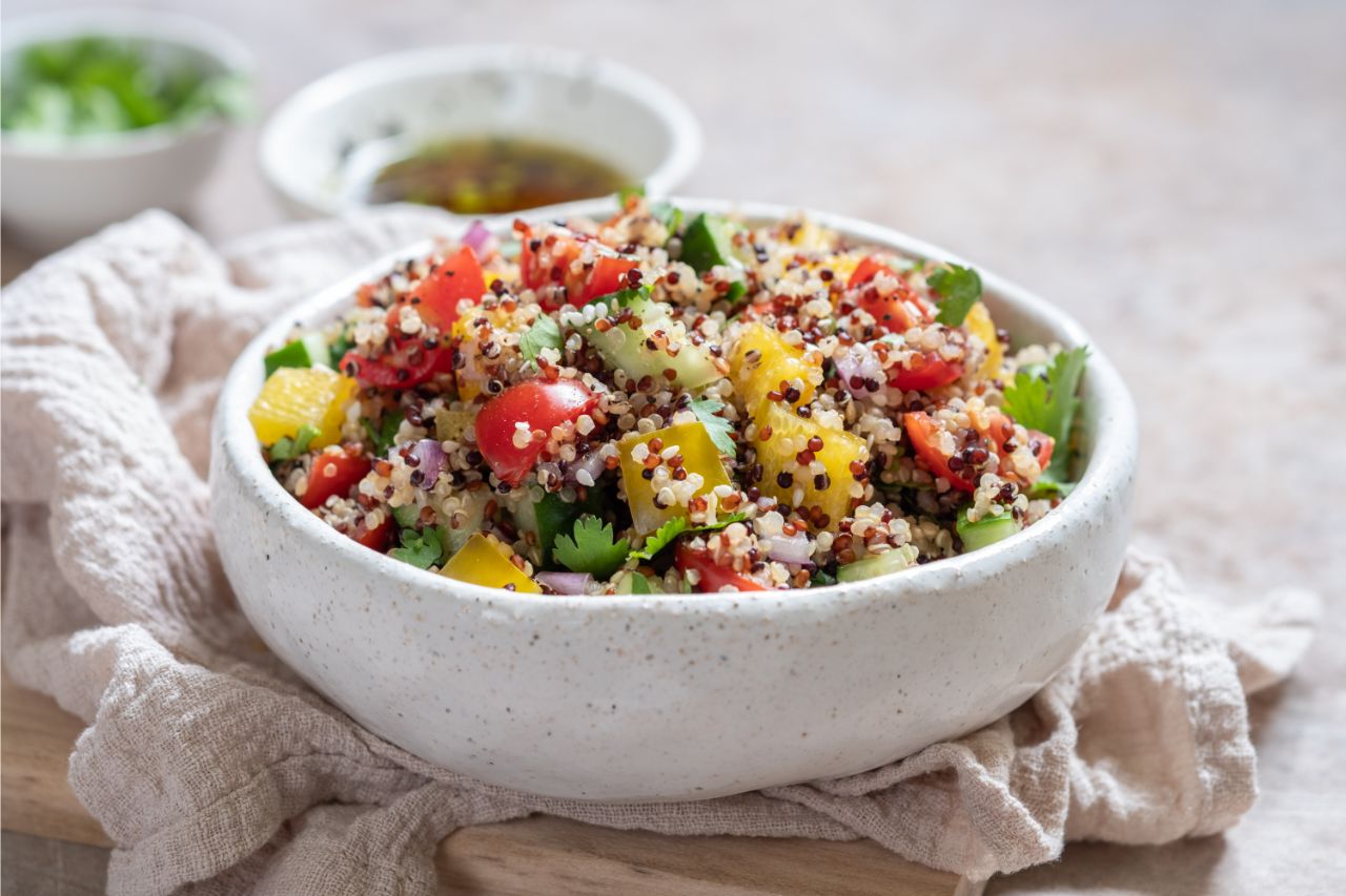 Quinoa Salat vermischen