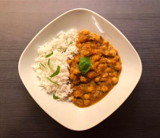 Gemüsecurry mit Kichererbsen und Vollkornreis Rezept Gemüsecurry mit Kichererbsen und Vollkornreis