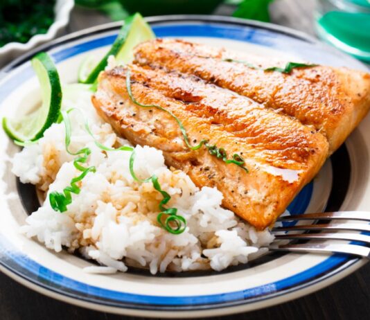 Gegrillter Lachs mit Gemüse & Vollkornreis Rezept gegrillter Lachs mit Gemüse & Reis