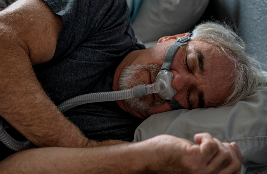 Mann mit CPAP-Maske