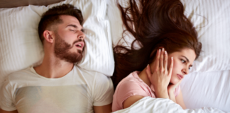 Atemaussetzer beim Schlafen & Schnarchen – Ursachen und Lösungen Schnarchen Titelbild