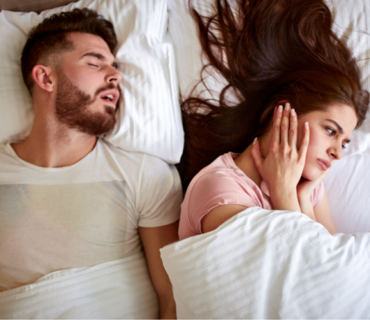 Atemaussetzer beim Schlafen & Schnarchen – Ursachen und Lösungen Schnarchen Titelbild