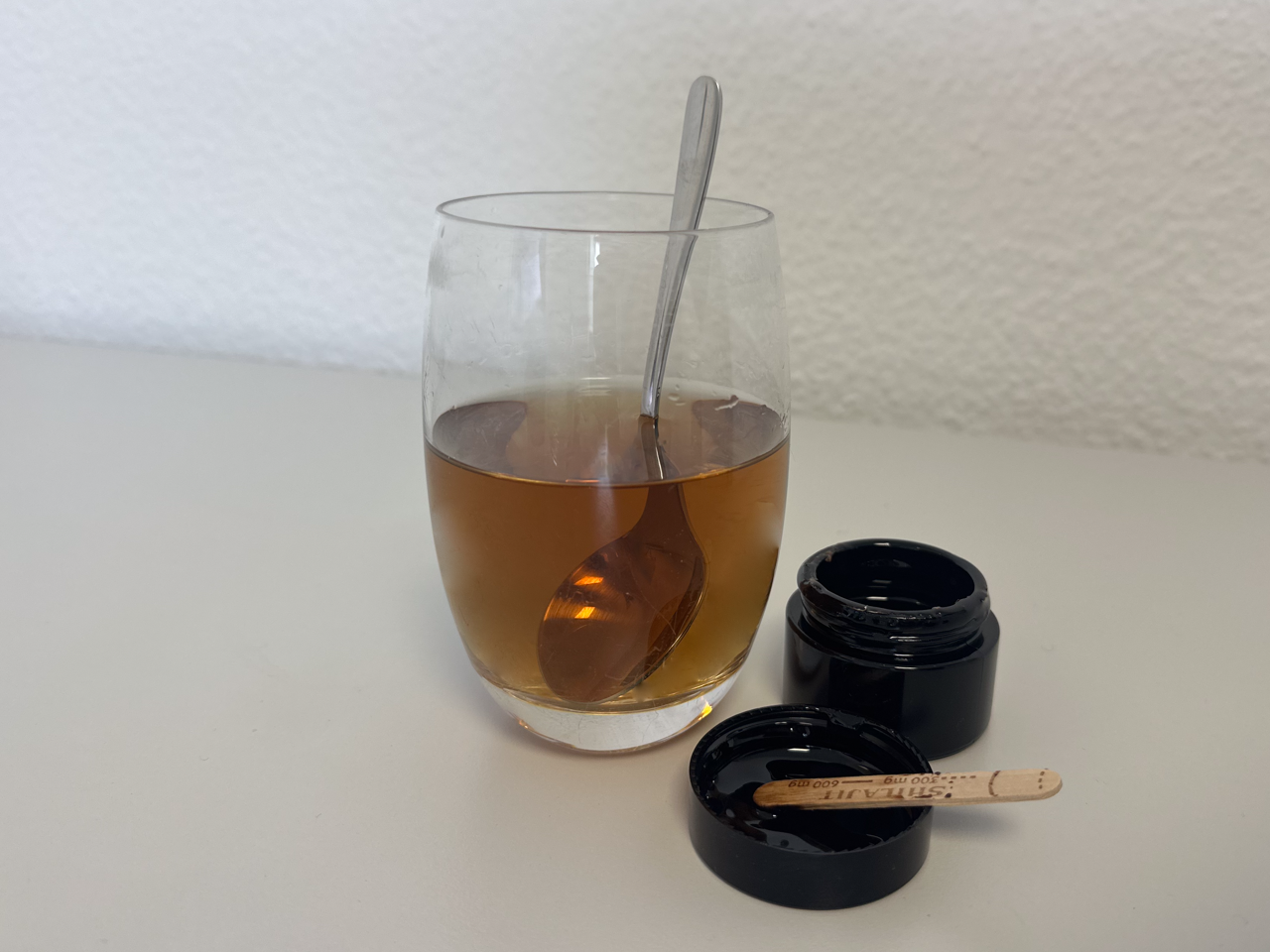 Shilajit aufgelöst in Wasser