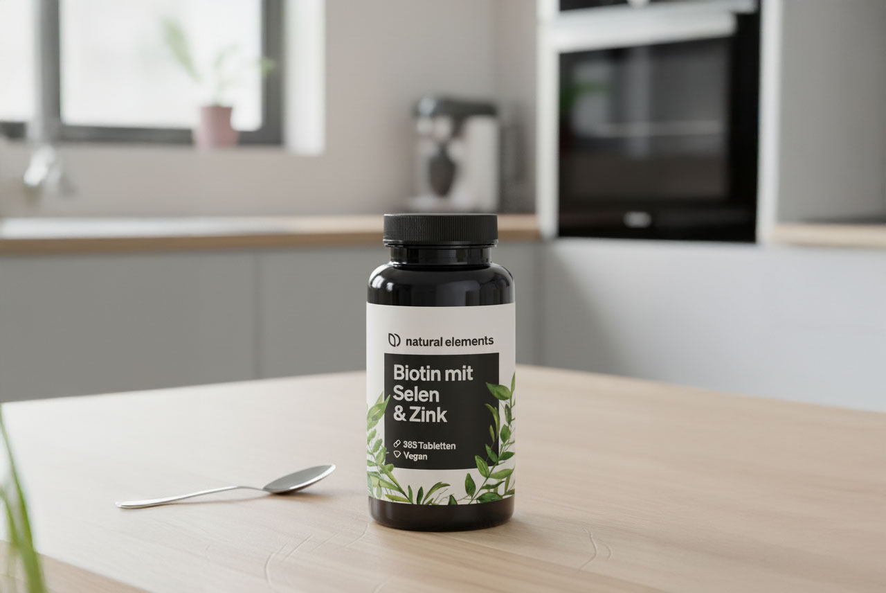 Die natural elements Kapseln mit Biotin, Selen und Zink platziert auf einem Tisch in einer Küche.