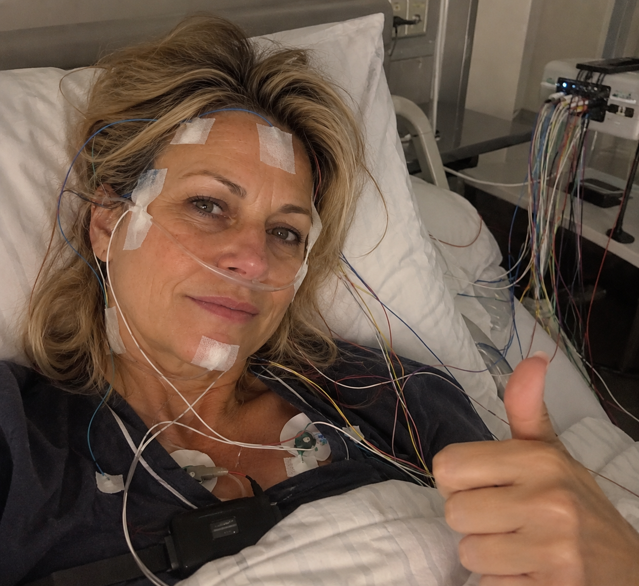 Selfie im Schlaflabor mit Elektroden am Kopf